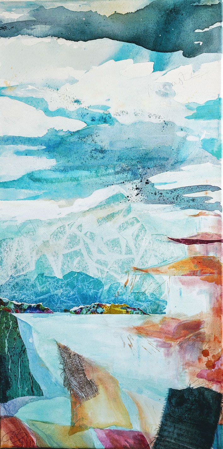 Schmales Hochformat mit Schichten in Türkis, Weiß und Blau, die an Schneeberge und einen See erinnern, mit dunklen Flächen am unteren Rand.
