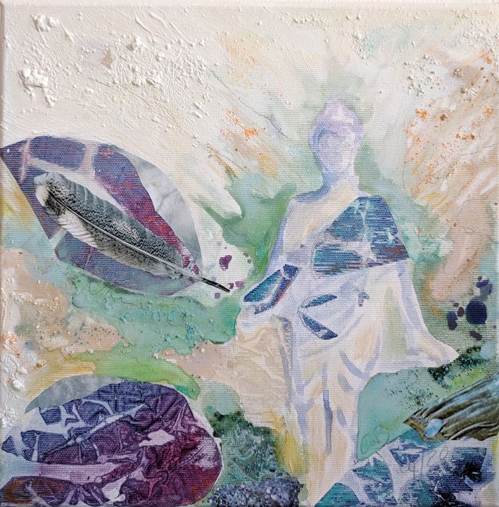 Cremeweißer, reliefartiger Grund mit einer hellen, durchscheinenden Gestalt in der Mitte, daneben große Blätter in Blauviolett und eine Feder.