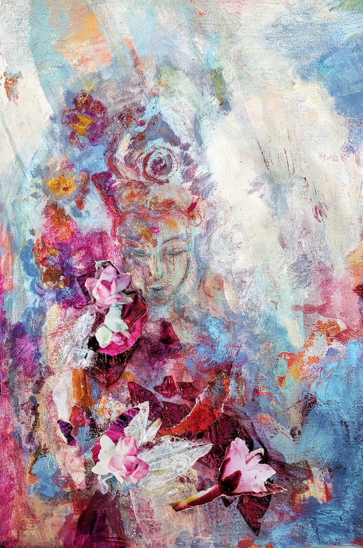 Hochformat mit einem verhüllten Gesicht inmitten von Rosen und Blüten in Rosa, Rot und Weiß, umgeben von blauen und hellen Flächen.