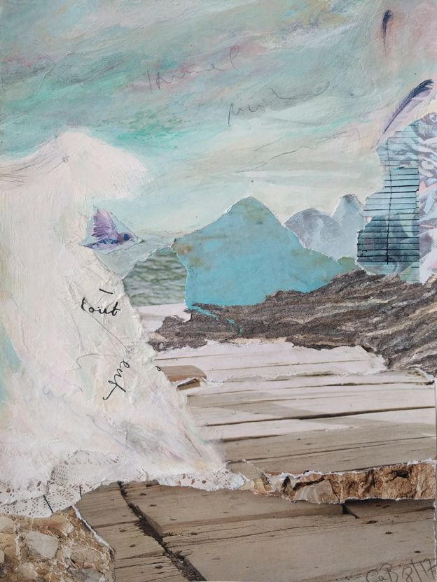 Collage eines weißen Kleides vor einer türkisen Berglandschaft, davor graue Holzplanken, mit handschriftlichen Wörtern am Kleid.