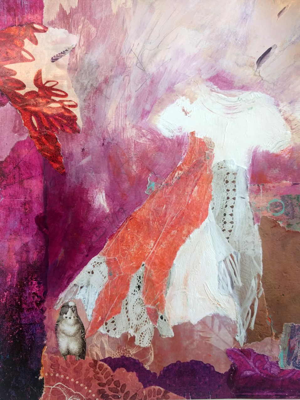 Collage eines weißen Kleides mit rotem Stoffstreifen auf magentafarbenem Grund, unten links eine kleine Katze, oben links rote Zweige.