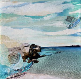 Collage einer Meeresbucht mit klarem türkisem Wasser, grauen Felsen links, einer Feder und einem runden Gitter, darüber ein Himmel in Türkis und Weiß.