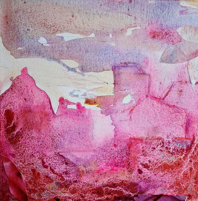 Pinkrote, zerklüftete Formen im unteren Teil, darüber ein blassvioletter, aquarellartiger Himmel mit hellen Aussparungen.