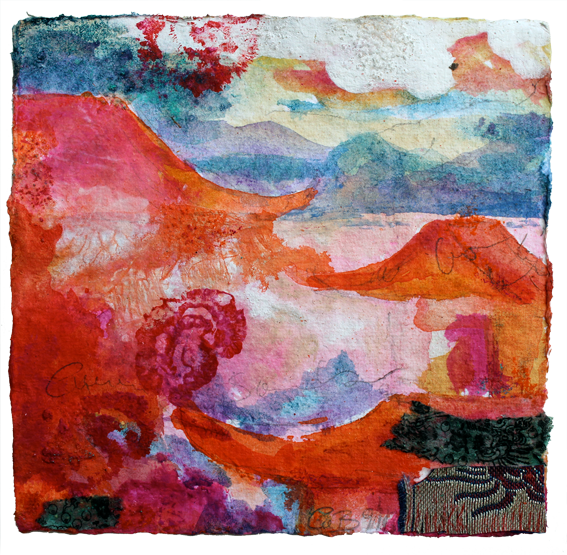 Kleines Blatt mit orangeroten Hügeln, blauen Bergketten im Hintergrund, einer rosa Blüte links unten und dunklen Stoffstücken am unteren Rand.