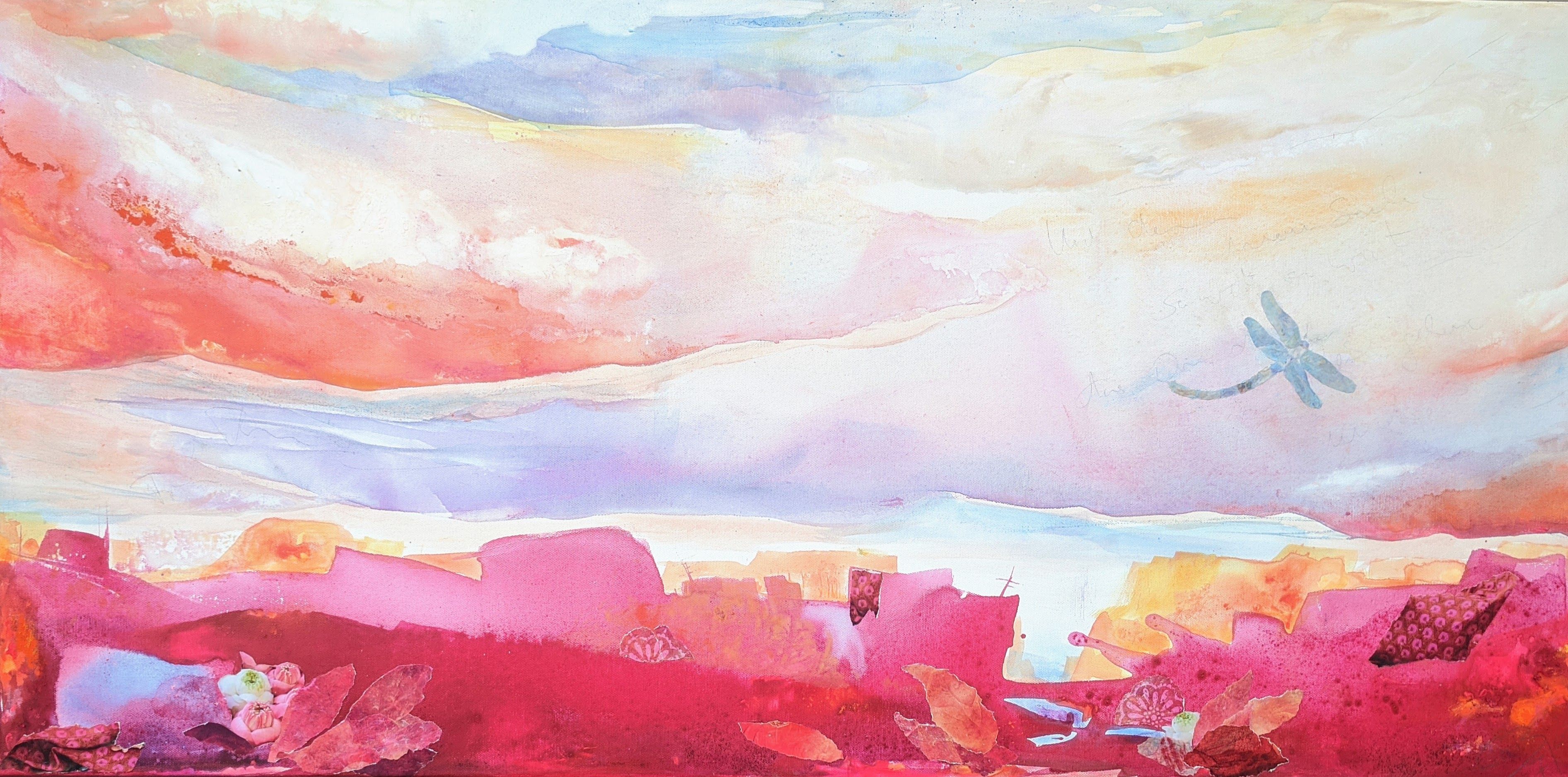 Breites Querformat: oben ein weicher Himmel in Rosa, Lila und Weiß mit einer kleinen Libelle, unten ein Streifen aus kräftigem Pink, Orange und Collage-Schnipseln.
